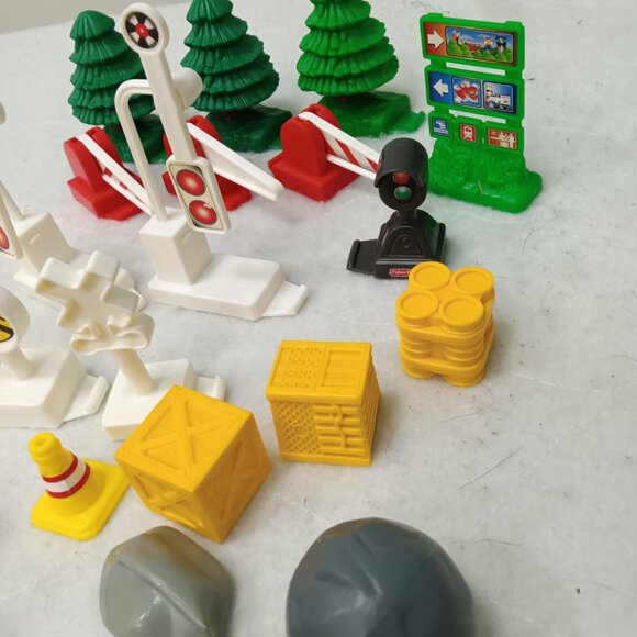 Fisher Price GeoTRAX Accessories Lights Signs Trees Barricades Rocks Lot of 23 - Picture 4 of 5